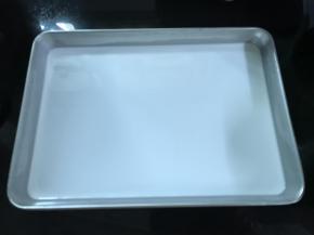 放入一勺米浆，轻轻摇晃均匀摊开。