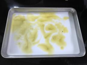 放入一勺蛋液。