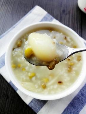 煮好后，加入冰糖，搅拌，待冰糖融化后，即可装碗食用