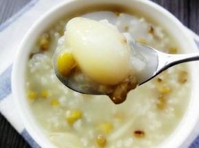 煮好后，加入冰糖，搅拌，待冰糖融化后，即可装碗食用