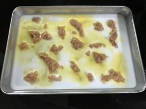 放入少许肉糜。
