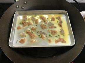 放入开水锅中，隔水蒸2-3分钟，等米浆变成透明色，起泡后即可拿出。