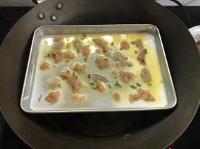 放入开水锅中，隔水蒸2-3分钟，等米浆变成透明色，起泡后即可拿出。