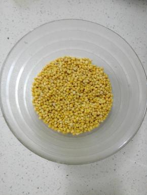 脱皮绿豆洗净用清水泡发一天，我夏天室温31度，泡了10个小时