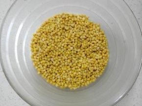 脱皮绿豆洗净用清水泡发一天，我夏天室温31度，泡了10个小时