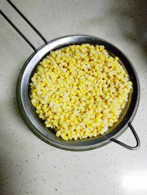 净泡好的绿豆洗净，沥水备用