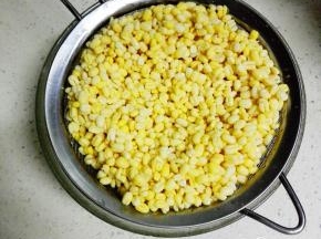 净泡好的绿豆洗净，沥水备用