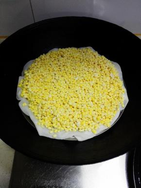 锅内放入足够的水，将绿豆放入盘中，隔水蒸熟，大火烧开，转小火蒸40分钟即可