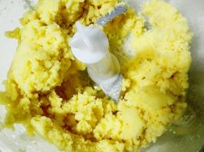 蒸熟的绿豆，分两次放入用料理棒搅打成泥状（约1分钟）