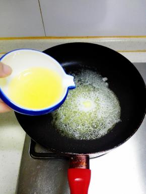 平底不粘锅内放入黄油，中火融化,加入玉米油