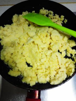 加入绿豆泥，不停翻炒