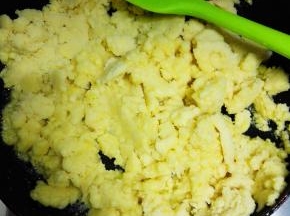 加入绿豆泥，不停翻炒