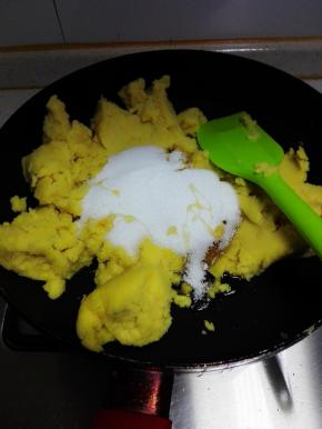 待炒至稍干，加入麦芽糖和细砂糖,转小火，不停翻炒，以免底部糊住