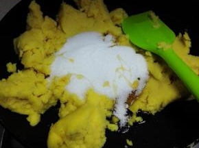 待炒至稍干，加入麦芽糖和细砂糖,转小火，不停翻炒，以免底部糊住