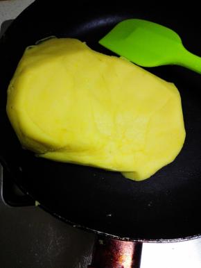 待炒至稍干，加入麦芽糖和细砂糖,转小火，不停翻炒，以免底部糊住