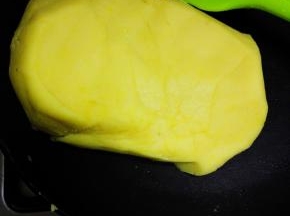 待炒至稍干，加入麦芽糖和细砂糖,转小火，不停翻炒，以免底部糊住