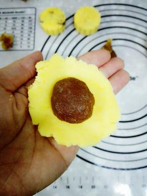 准备馅，25克绿豆泥，15克馅，绿豆泥压成饼状，馅料放中间