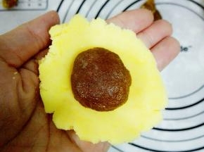 准备馅，25克绿豆泥，15克馅，绿豆泥压成饼状，馅料放中间