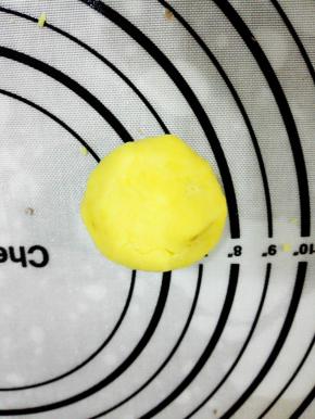 用推挤的方法包住馅料