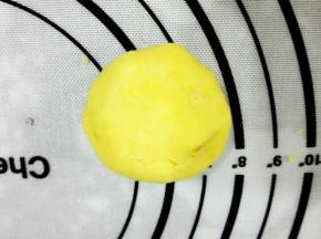 用推挤的方法包住馅料