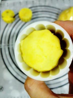 模具内先刷上即食油，以免粘连,包好的绿豆糕放入模具，压住整形