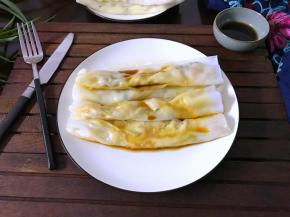 将调好的酱油汁淋入装盘的肠粉即可开吃了。