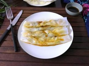 将调好的酱油汁淋入装盘的肠粉即可开吃了。