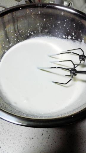 淡奶油用电动打蛋器中速打至呈浓稠状