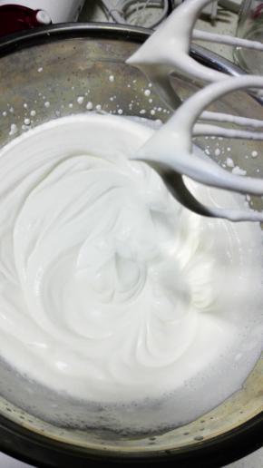 打至8分，提起打蛋器，呈直立的角即可，打发好的淡奶油，装入准备好的裱花袋中