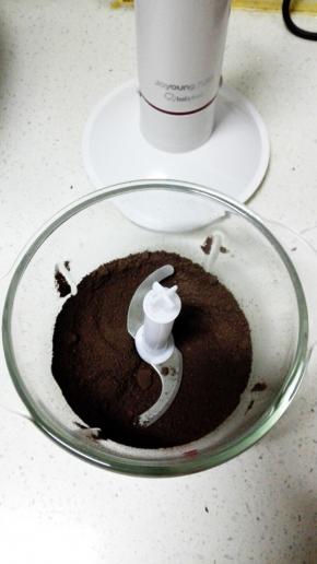 奥利奥饼干碎放入料理机中，打成细腻的屑屑