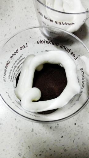 在杯子底部铺一层饼干屑，压实，在饼干屑上挤一层淡奶油，再铺一层饼干屑，再挤一层淡奶油，最上面再铺一层饼干屑即可