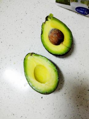 牛油果切开，去核