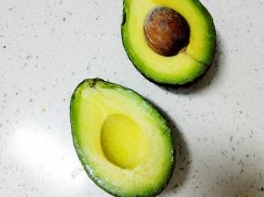 牛油果切开，去核