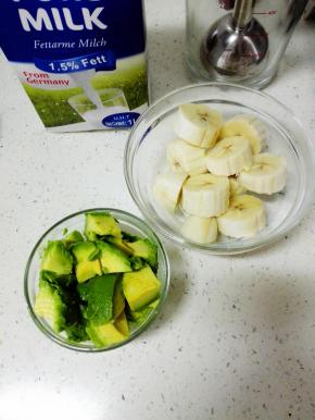 用勺挖出果肉，香蕉切段