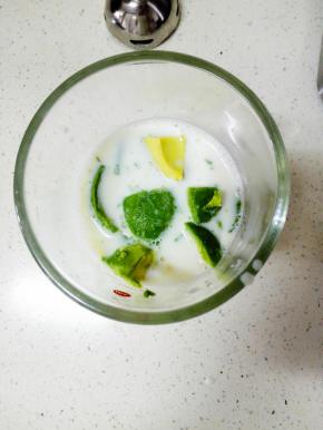 牛奶和香蕉放入料理杯中,加入牛油果