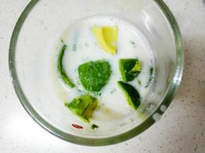 牛奶和香蕉放入料理杯中,加入牛油果