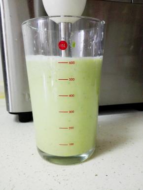 用料理棒搅打，约30秒