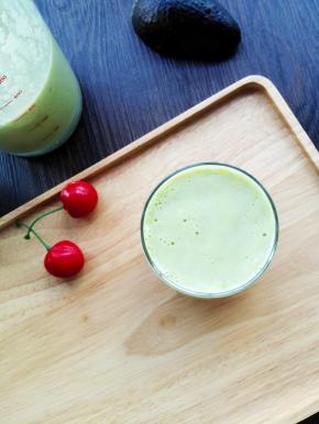 全部搅打碎即可，倒入杯中饮用