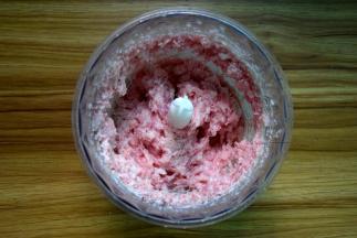 五花肉切去肉皮，再切小块放料理机中打成肉馅