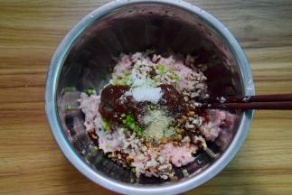 把烤肉酱、酱油等调味料倒入肉馅里