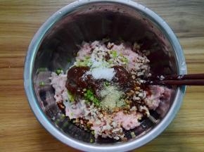 把烤肉酱、酱油等调味料倒入肉馅里