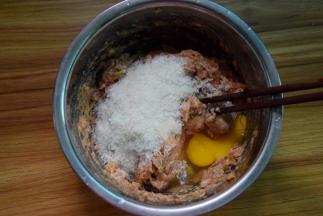 加入鸡蛋和面包糠继续搅拌均匀