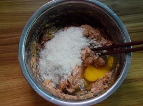 加入鸡蛋和面包糠继续搅拌均匀