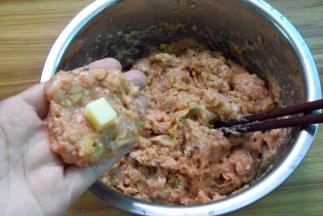 把肉馅拍成肉饼后包进芝士