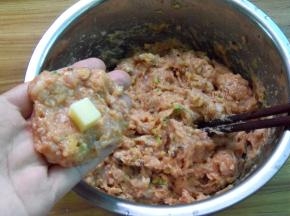 把肉馅拍成肉饼后包进芝士