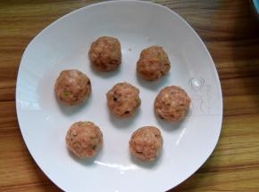 团成肉丸后摆在盘子里