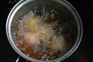 在小锅里倒入足够的油，用中火加热到7成热后炸肉丸直到表面变成金黄色肉丸膨胀起来