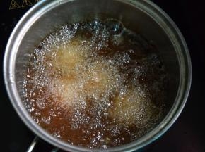 在小锅里倒入足够的油，用中火加热到7成热后炸肉丸直到表面变成金黄色肉丸膨胀起来