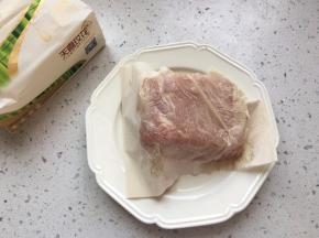 猪里脊肉洗净，用纸巾吸干水分