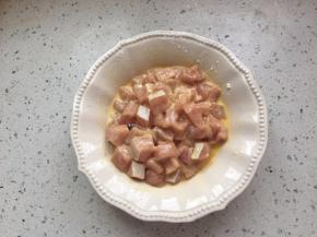 搅拌均匀，腌制10分钟